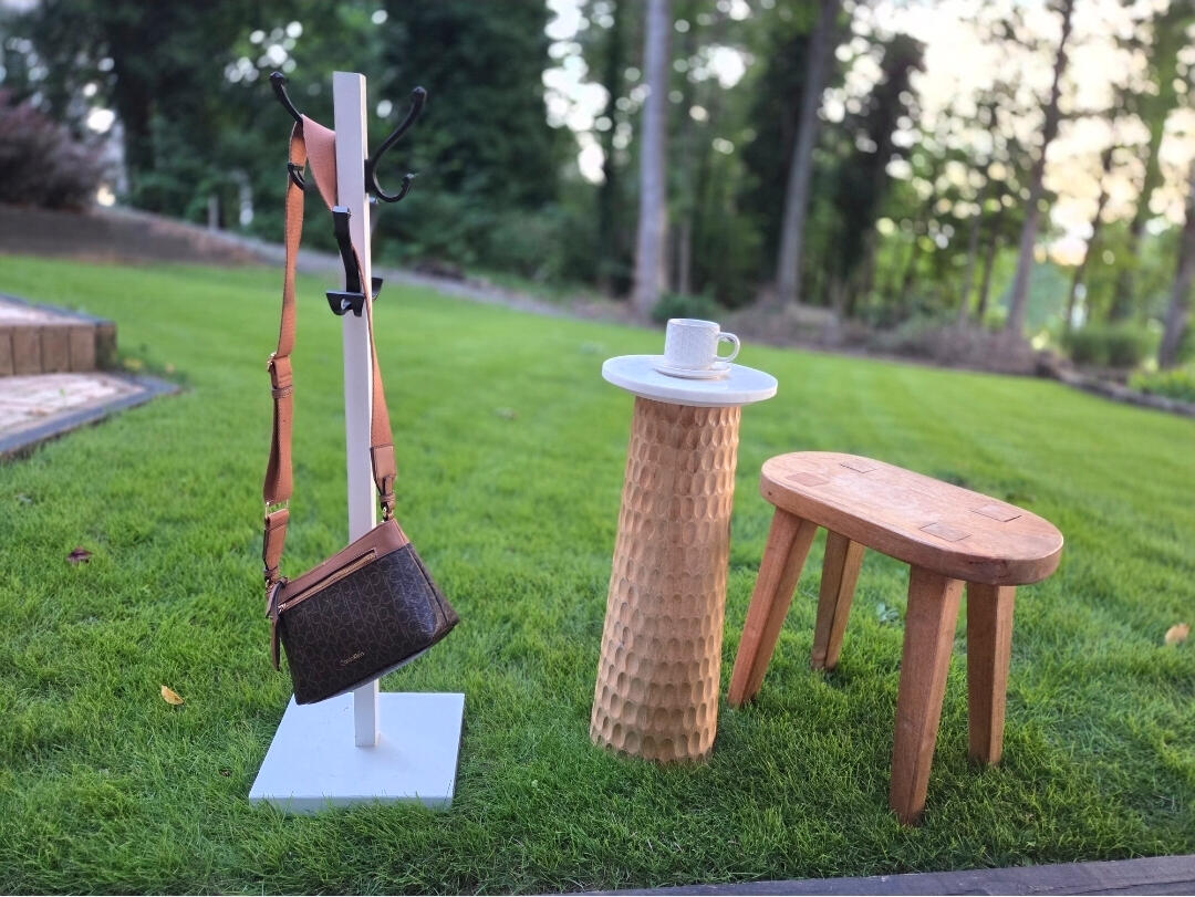 **A statement piece with height and presence.** Designed for upscale interiors, this stand offers a taller profile and a more sculptural look. Perfect for restaurants with booth seating, salons with deep chairs, or boutiques wanting a premium touch. **Fea